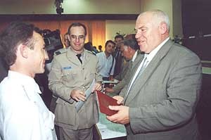 Вручение дипломов в 2002 году. Фото из сети.