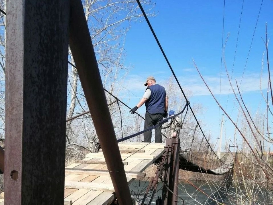    В Крыловке Орска восстановили подвесной мост, соединяющий две части поселка