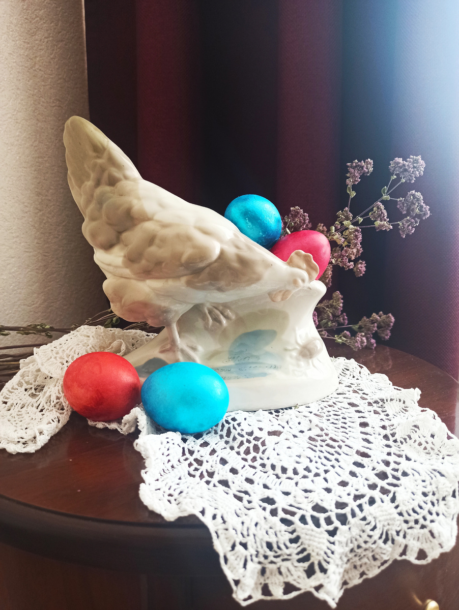 Все-таки крашеные яйца гораздо лучше яиц в плёнке. Спасибо детям. Принесли. 