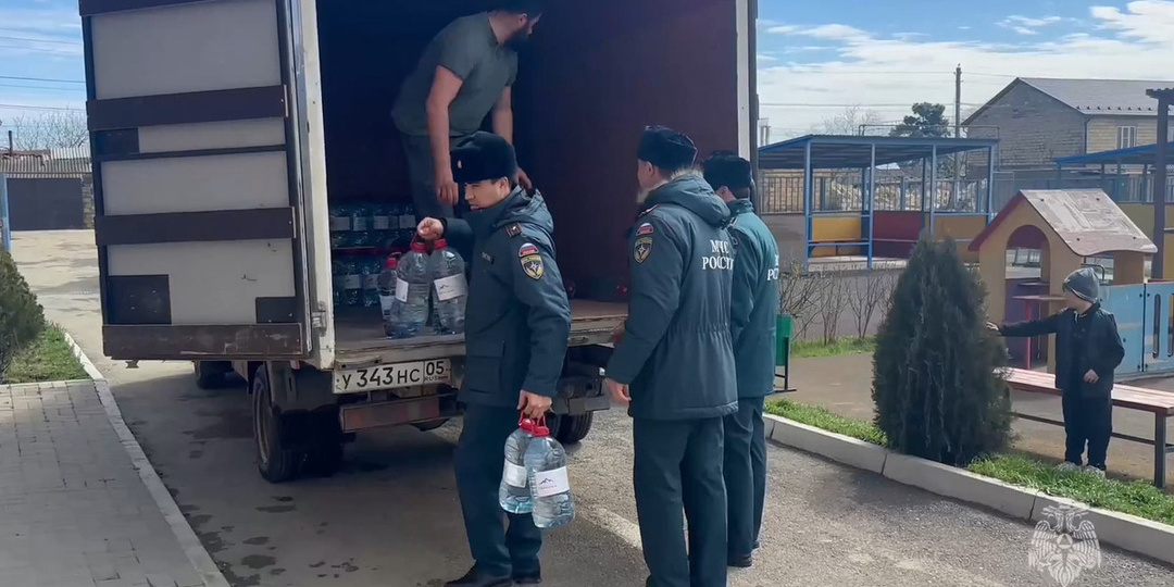 «Носки с дырками и клоунские костюмы»: волонтёры в Дагестане призвали не отправлять пострадавшим хлам