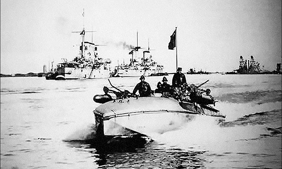 Торпедный катер, переползавший через преграды