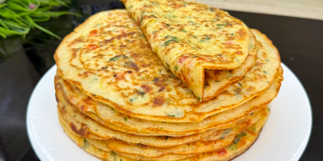 Завтрак и обед в одной сковороде: ленивые лепёшки с начинкой внутри