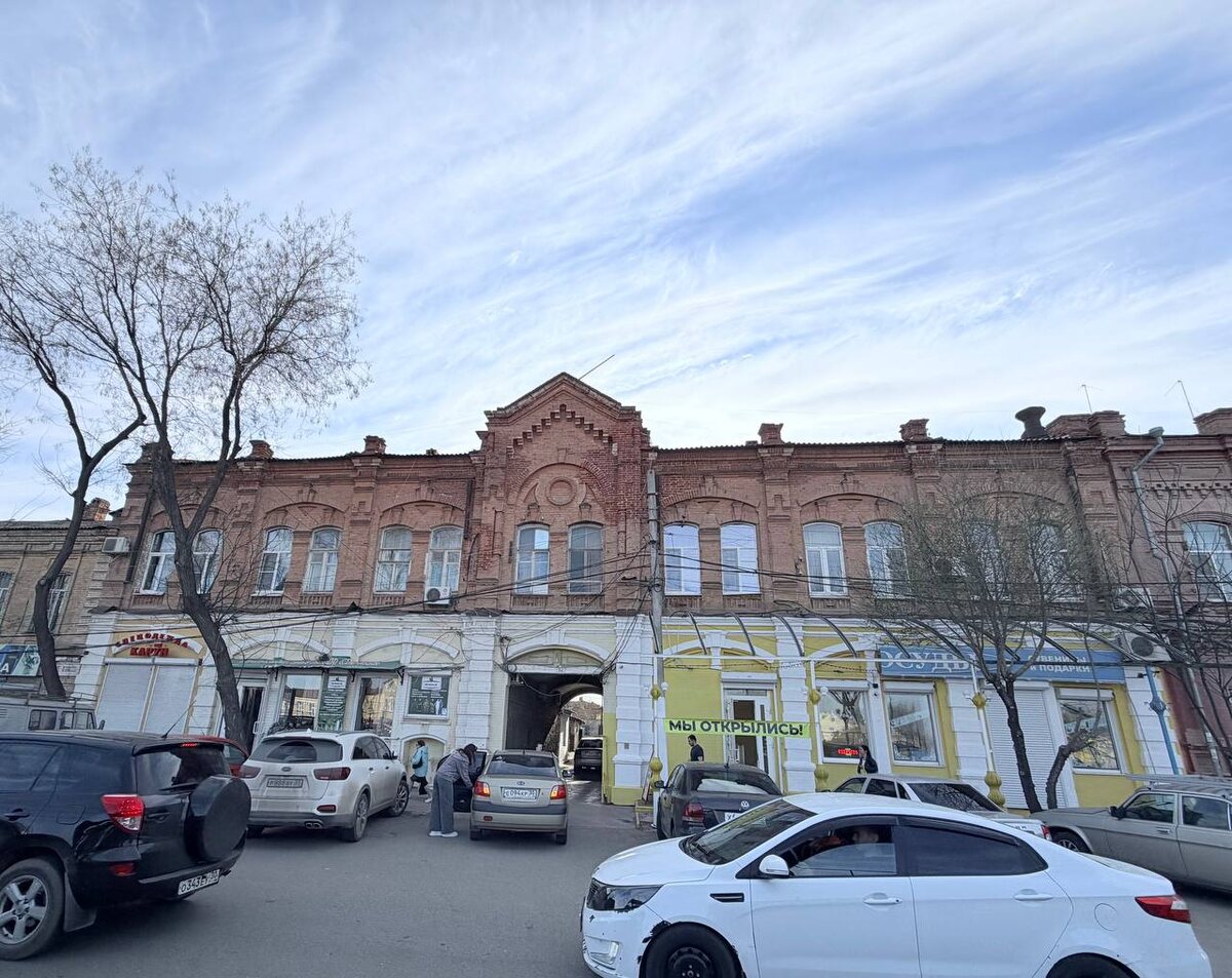 Вот он - кирпичный красавец с Больших Исад. Среди машин, проводов и базарной суеты все еще держит лицо.