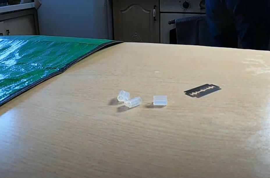 Заранее были приобретены специальные клипсы диаметром 2.1 мм.