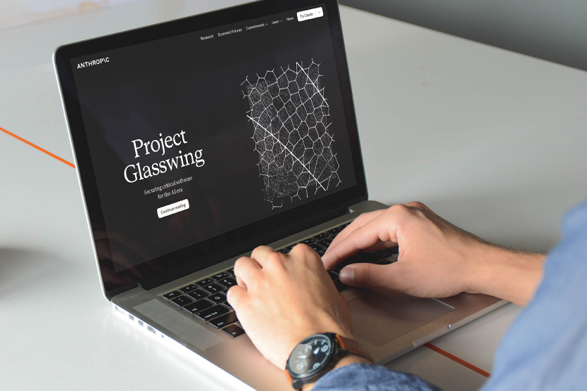 Фото обложки: Anthropic / Firmbee Mockup
