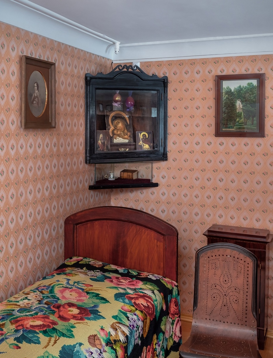 Усадьба Мураново. Спальня последней владелицы усадьбы Мураново Ольги Николаевны Тютчевой (1840–1920).