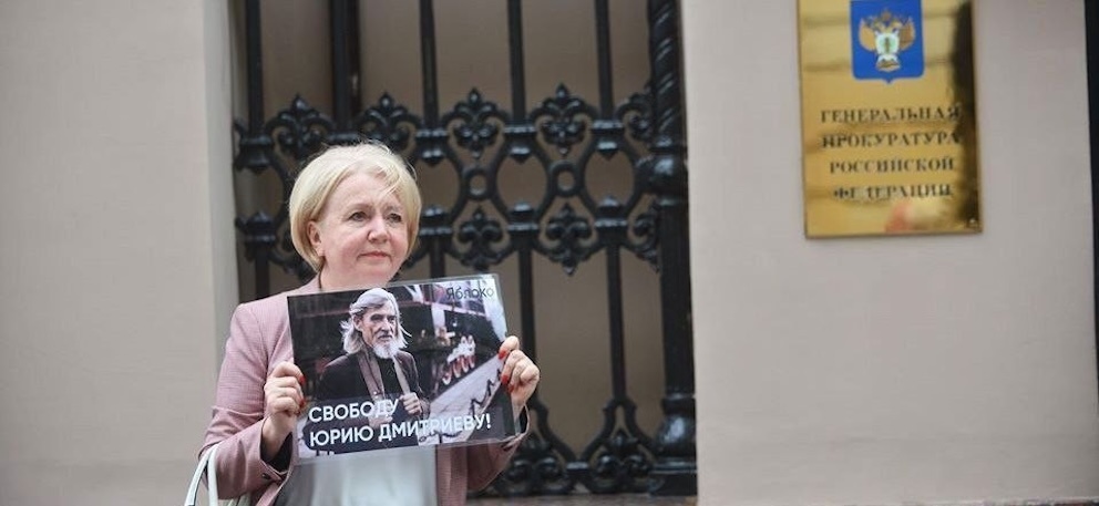 Эмилия Слабунова - защитница Дмитриева и этого уже не смыть никогда. 