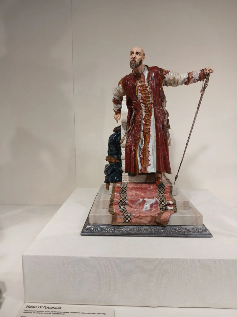 Даже табличка на фото получилась. Наш Грозный и Великий Царь.