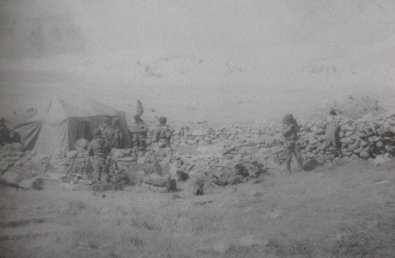 Советские пограничники "обустраивают" засаду на пакистанском направлении