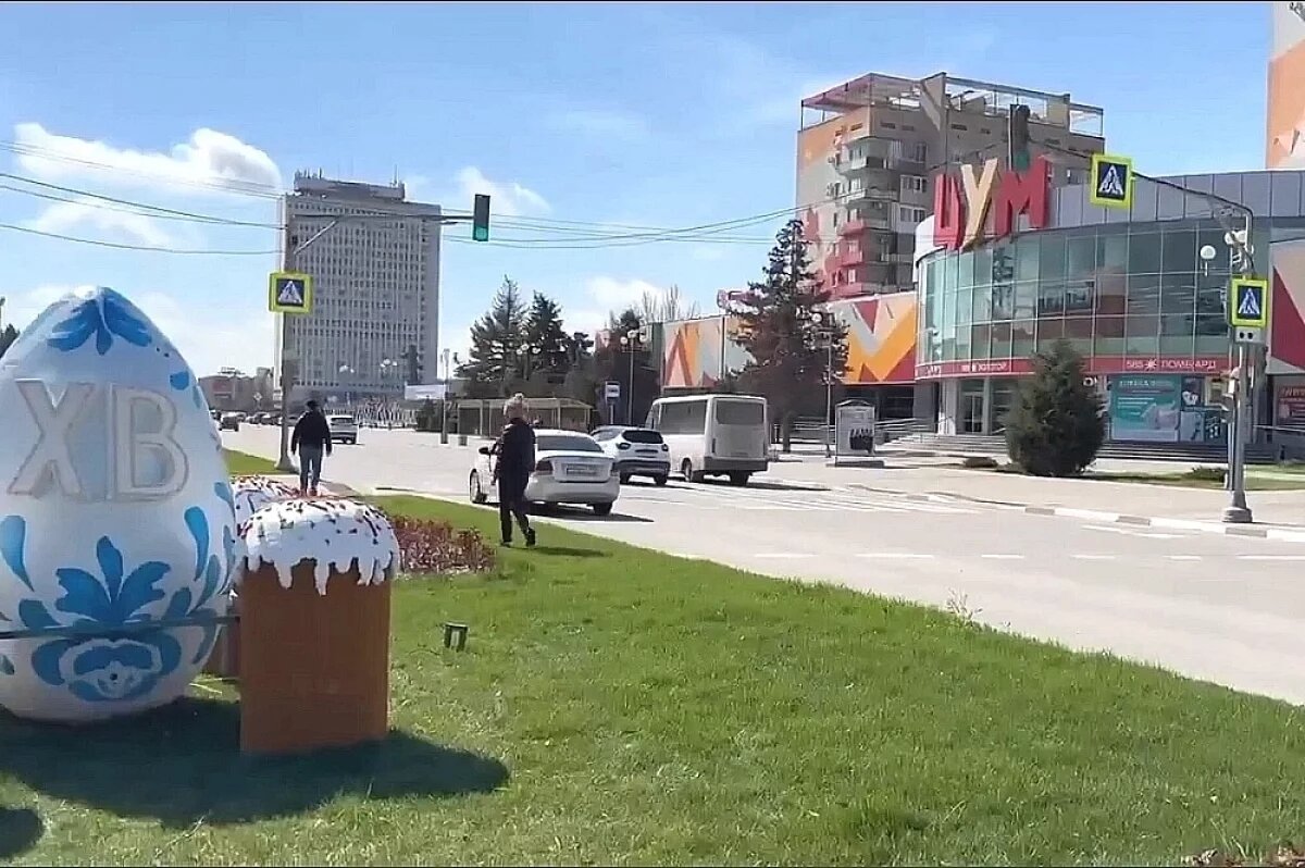    В городе под Волгоградом «испекли» перед Пасхой метровые куличи