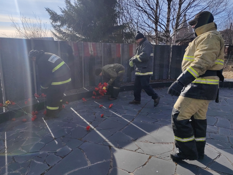    Пожарные Кеми помыли мемориал в Чистый четвергГКУ РК «ОПС по Кемскому муниципальному округу»