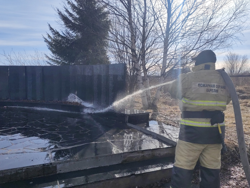    Пожарные Кеми помыли мемориал в Чистый четвергГКУ РК «ОПС по Кемскому муниципальному округу»