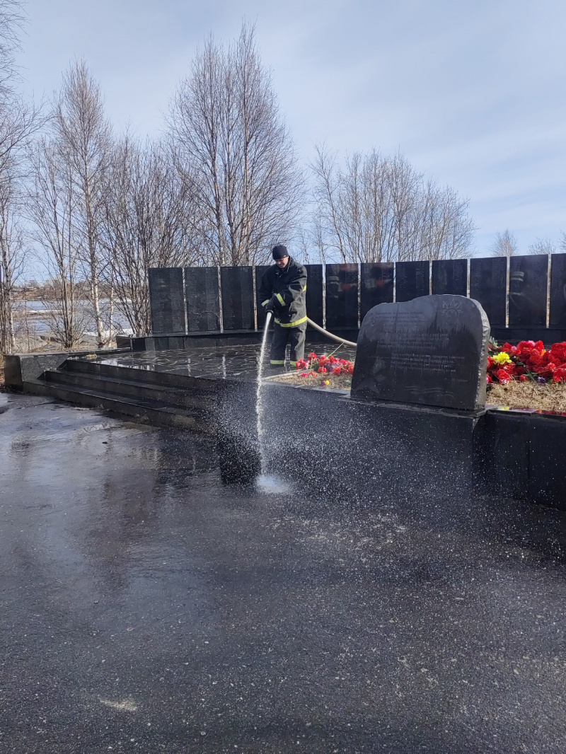    Пожарные Кеми помыли мемориал в Чистый четвергГКУ РК «ОПС по Кемскому муниципальному округу»