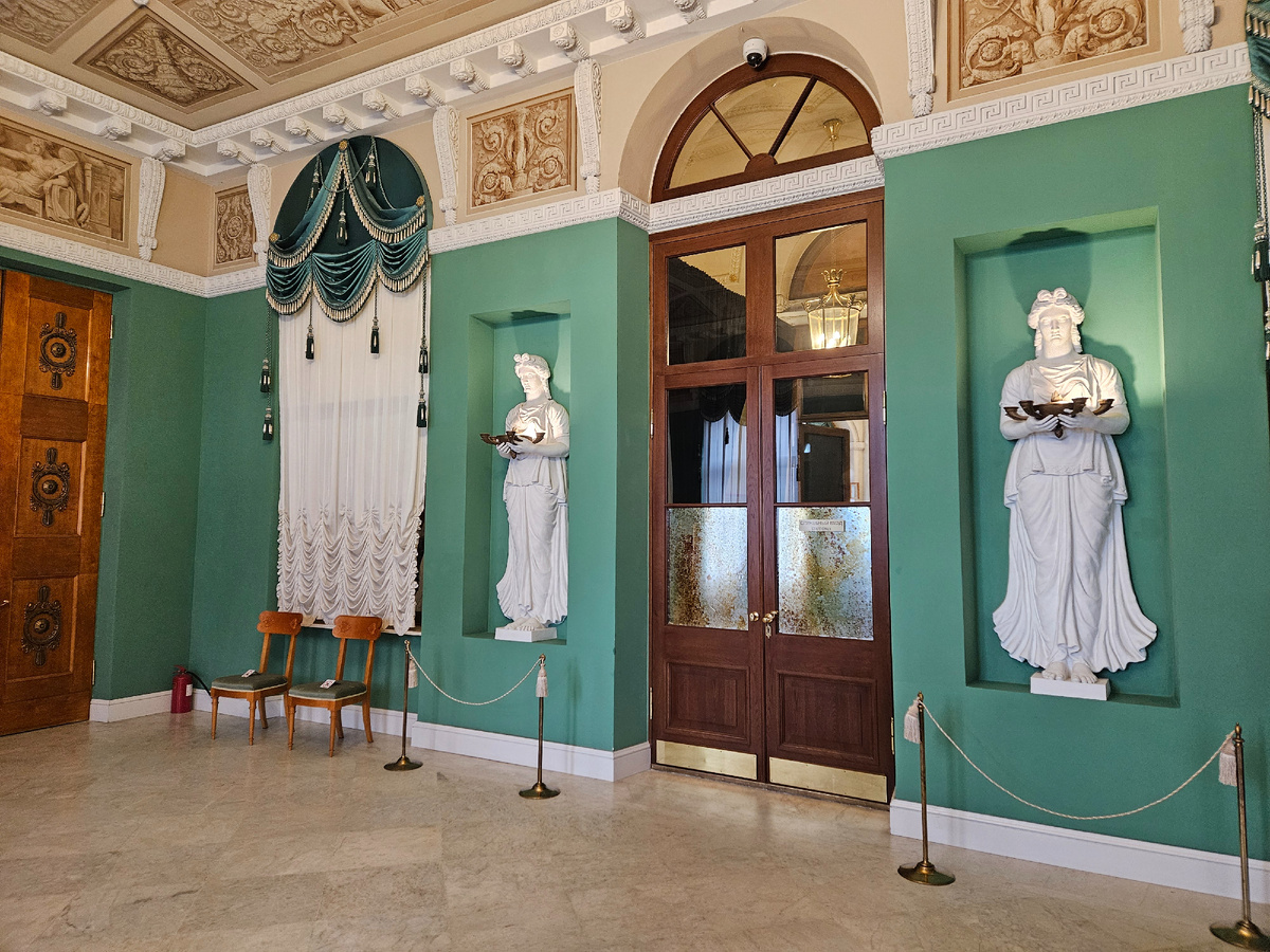 Вестибюль дворца