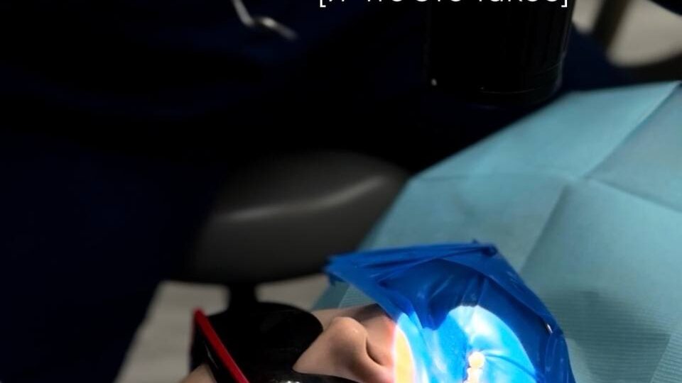 Наверняка вы замечали на приёме у стоматолога странную синюю «плёнку» на зубах