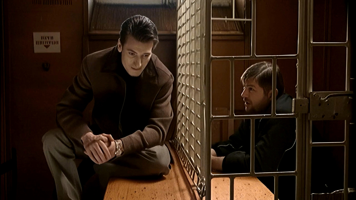 Кадр из телесериала "Ментовские войны", 1 сезон, 2004 г., режиссер Павел Мальков, сценаристы Максим Есаулов, Андрей Романов, композиторы Максим Кошеваров, Павел Мальков (скриншот)