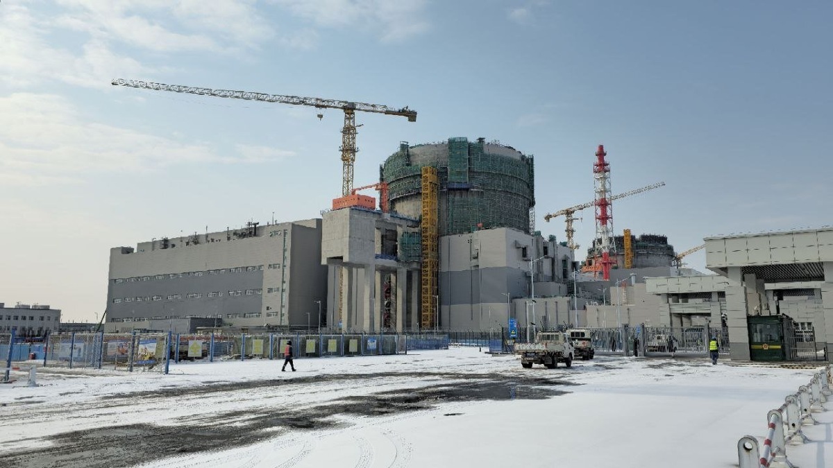 В соответствии с контрактами российская сторона будет проектировать «ядерный остров» станции, поставит ключевое оборудование ядерного острова для двух энергоблоков на базе реакторов ВВЭР-1200 поколения 3+, окажет услуги по авторскому надзору, шеф-монтажу и шеф-наладке поставленного оборудования. Источник: официальный Телеграм-канал АО «ТВЭЛ» «ТВЭЛ в эфире».