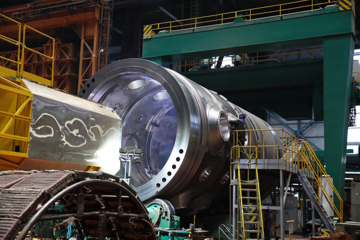 Реактор ВВЭР-1200 – самый современный, технологичный и безопасный российский реактор поколения 3+. Он спроектирован таким образом, чтобы выдерживать экстремальные и крайне маловероятные воздействия: землетрясения интенсивностью до 9 баллов, смерчи и ураганы до 60 м/с, цунами и волны до 10 метров. Источник: официальный сайт АО «ТВЭЛ».