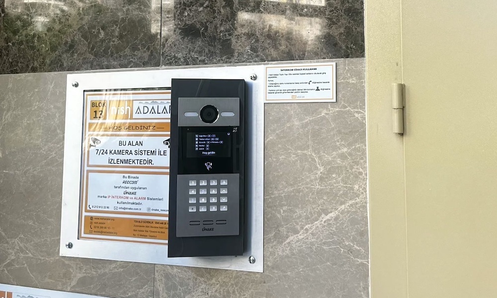 Входные панели S215 установлены на входных группах. Они обеспечивают видеосвязь с квартирой, работу с PIN-кодами и картами доступа, а также открытие двери.