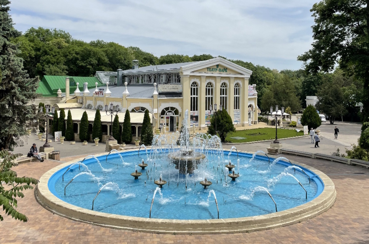 Многие безошибочно узнают Ессентуки по бренду минеральной воды и снятым здесь сценам советских фильмов. 
