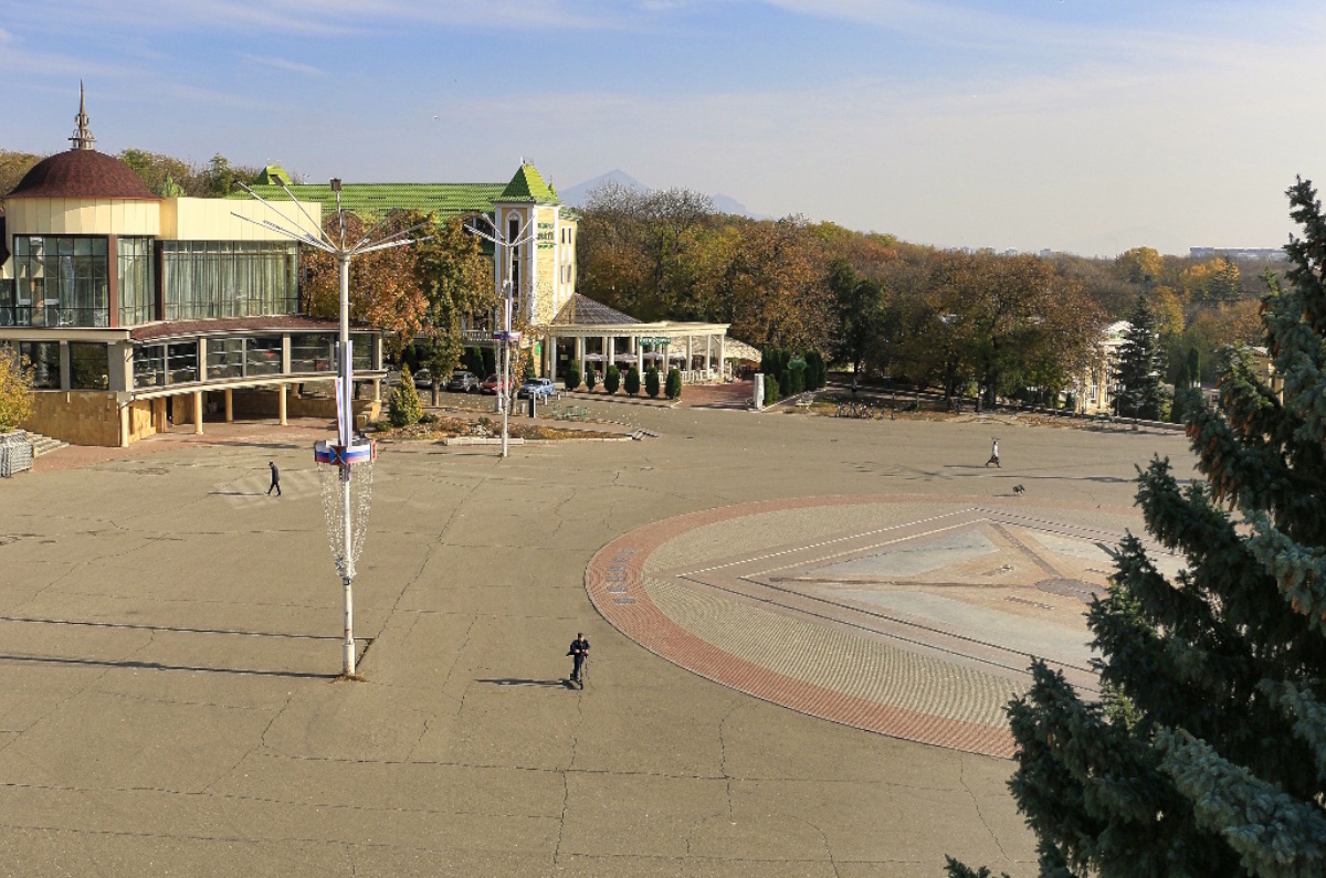 Театральная площадь — основное место, где проходят городские праздники в туристический сезон. Автор фото: Наталья Прокофьева.