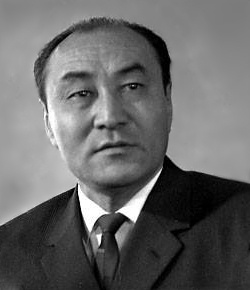    Муса Адышев возглавлял институт 25 лет и прошел путь от младшего научного сотрудника до директора института, а затем до вице-президента и президента Академии наук республики.
