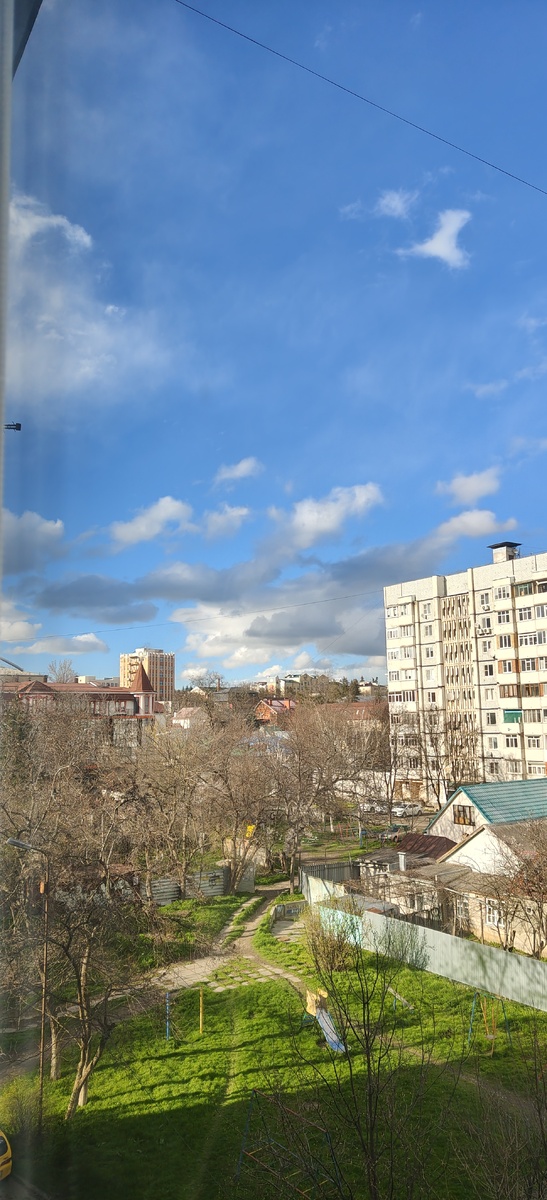 Вид из окна нашего пятого этажа 