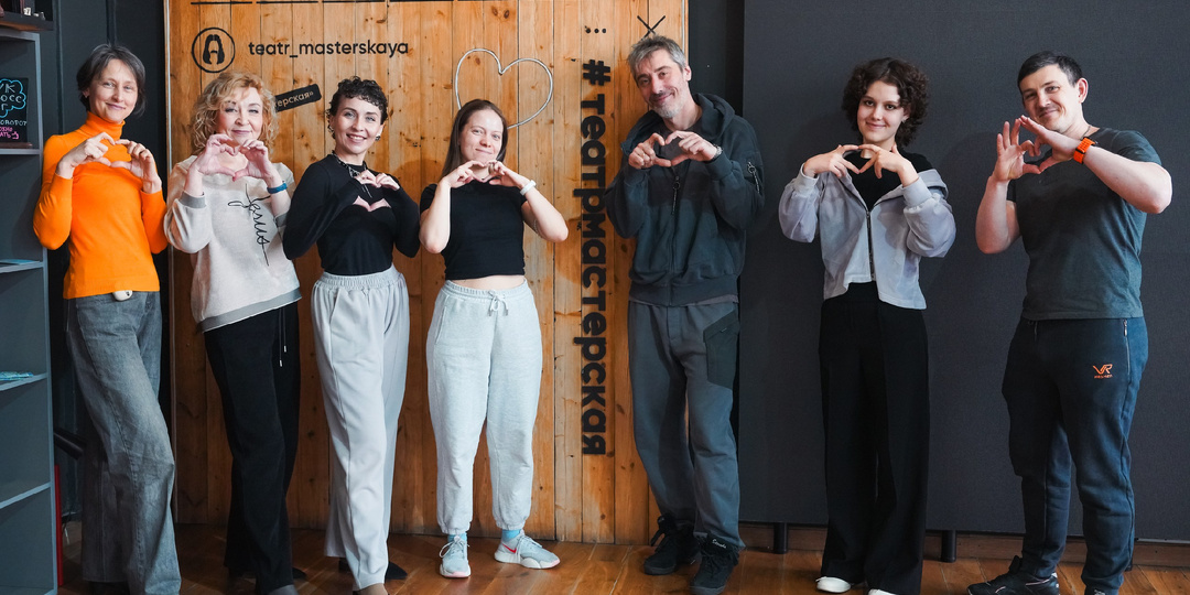 Даже поклон умудрились превратить в веселое представление!