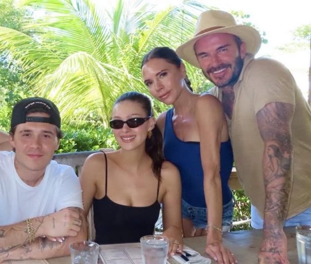    Бруклин Бекхэм, Никола Пельтц, Виктория Бекхэм, Дэвид Бекхэм. Фото: @victoriabeckham (Instagram*)