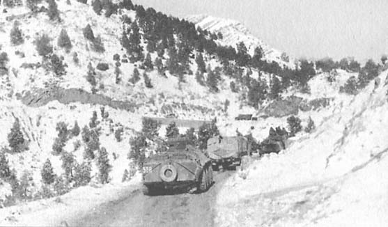 О Хост, на сотни вёрст вокруг тебя душманская блокада. Что ни гора, то пост, траншеи в полный рост. Снаряды рвутся тут и там, и рядом...