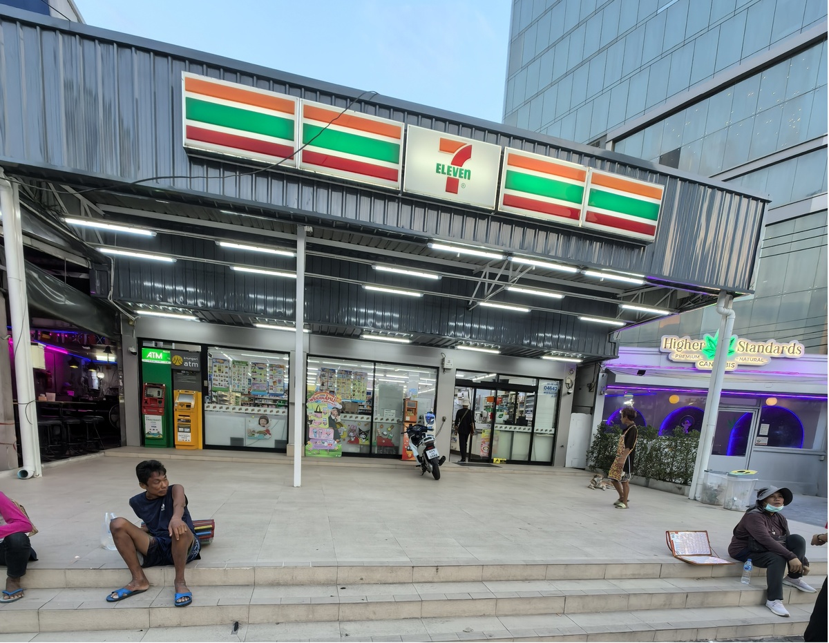 Типичный магазин 7-Eleven в Паттайе — яркий и узнаваемый