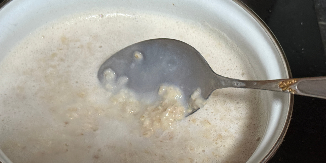 Каша на молоке больше никогда не "убежит". Даже мешать не надо. Узнала только в 50 лет, как правильноварить молочную кашу без хлопот