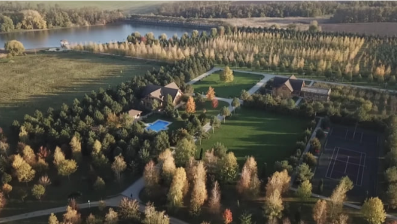 Только на вертолете облетишь такие-то просторы! Скрин видео.