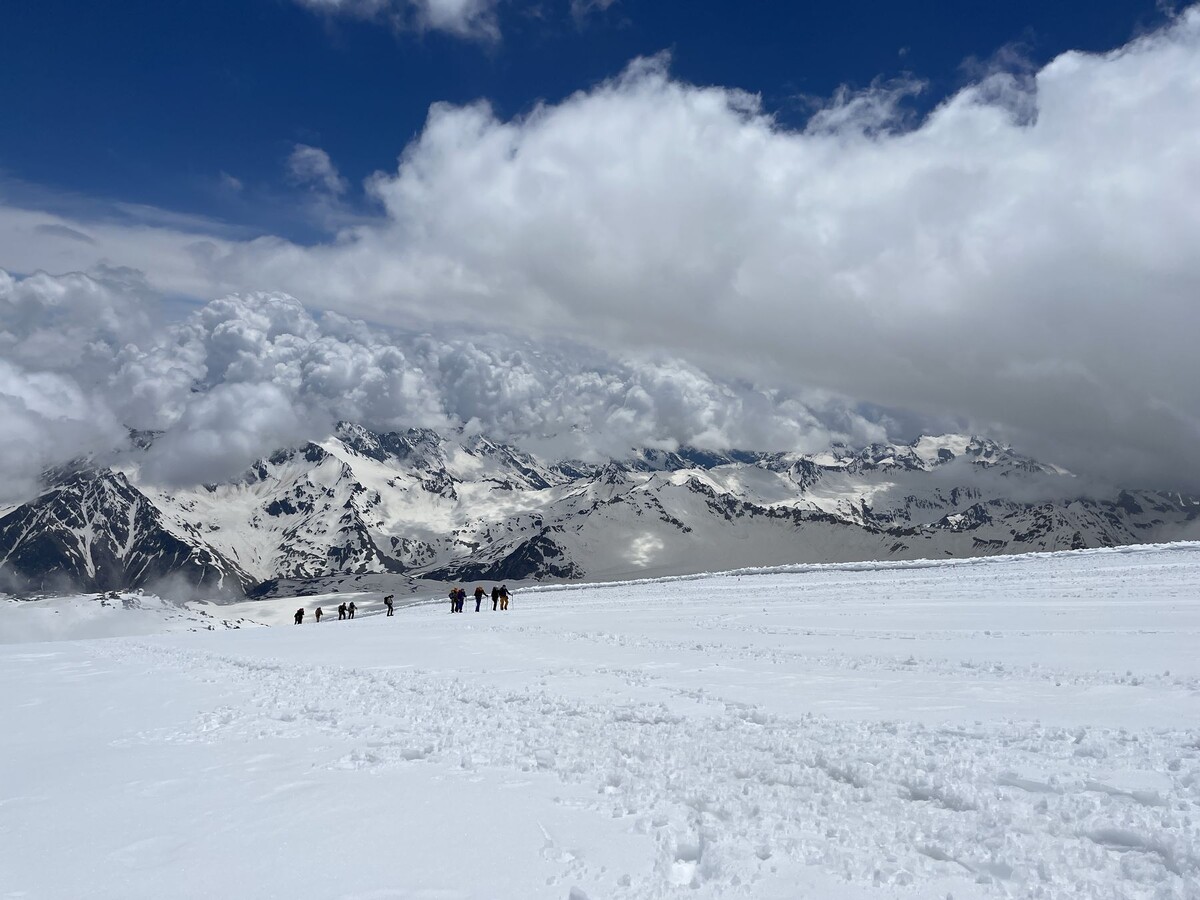 На склоне Эльбруса перед горной грозой