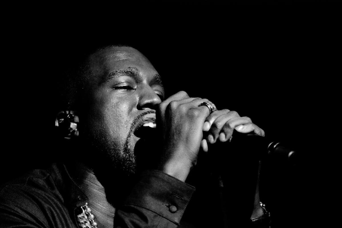    Full Review of the Show: http://normalmag.com/reviews/live/kanye-west/skylight-at-moynihan-station/20121024 Александр Петров