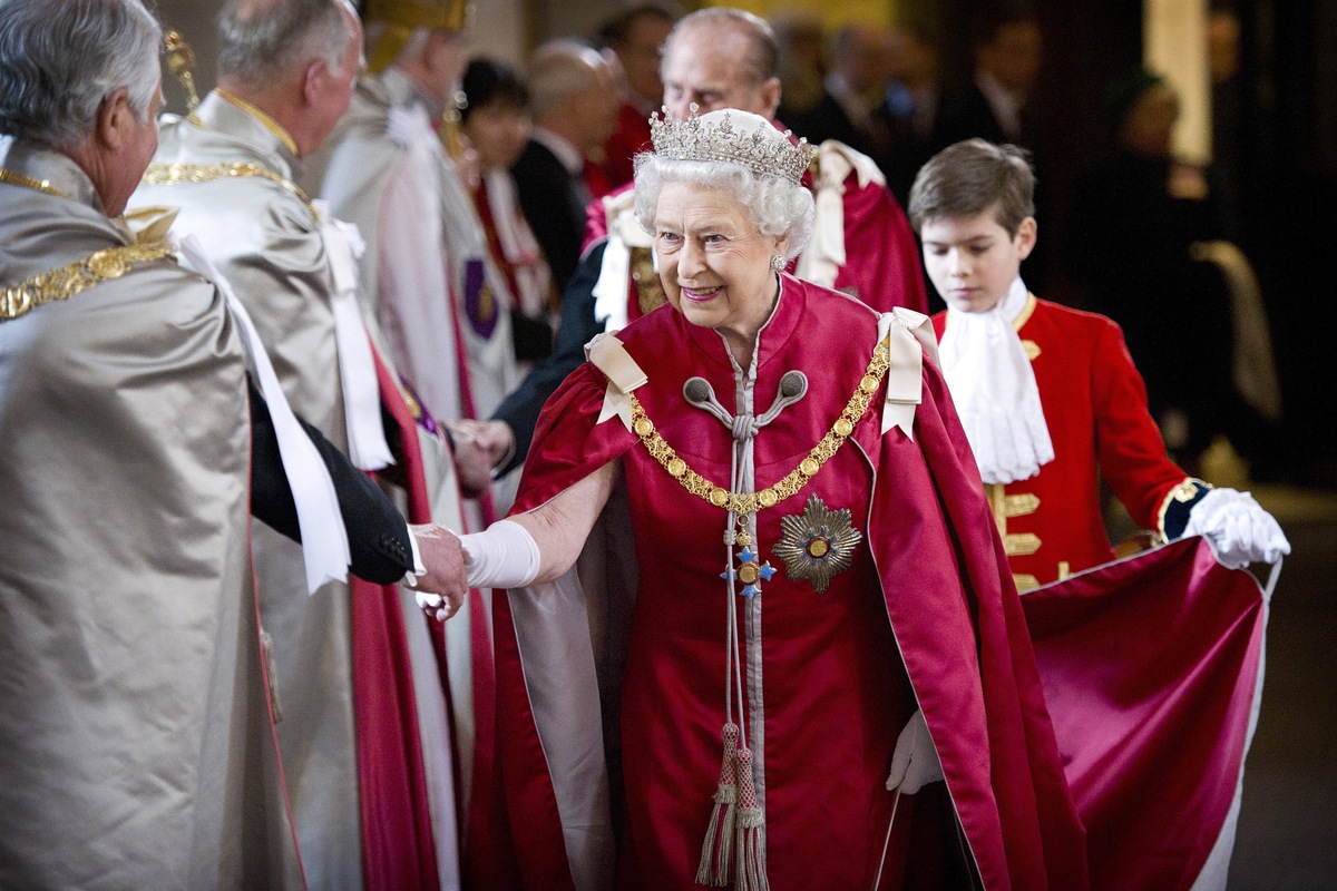    Королева Великобритании Елизавета посетила службу в честь Ордена Британской империи в соборе Святого Павла в Лондоне./REUTERS/Geoff Pugh/Pool