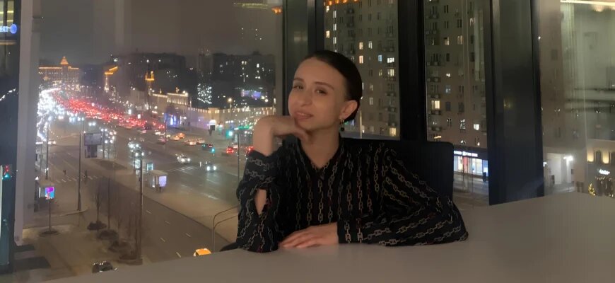    Юлия Пославская — штатный корреспондент отдела финансов газеты «Коммерсантъ» и выпускница Школы журналистики имени Владимира Мезенцева при Центральном доме журналиста. В интервью для сайта Школы она рассказала о том, как журналистика выглядит сегодня. Анна Пакова