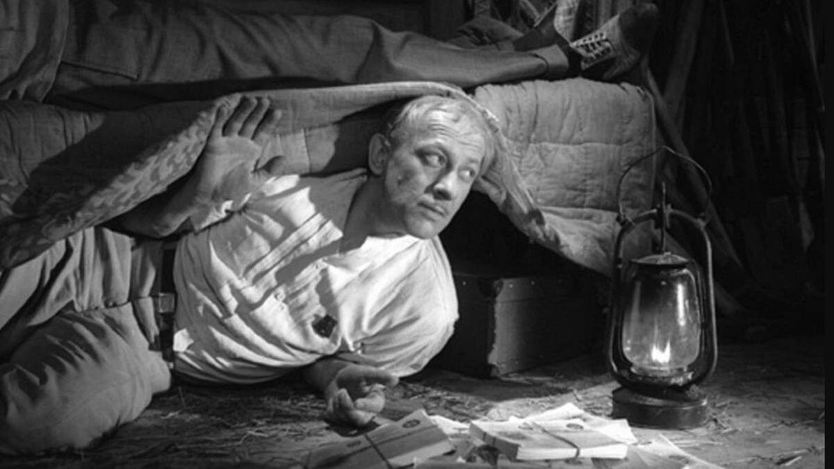    Актер Евгений Евстигнеев в роли подпольного миллионера Александра Ивановича Корейко. Кадр из фильма «Золотой теленок» 1968 год / Фото: Киностудия Мосфильм