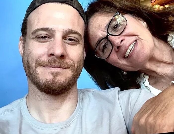 В СМИ 09.04.2026: Керем Бюрсин отпраздновал день рождения своей матери.