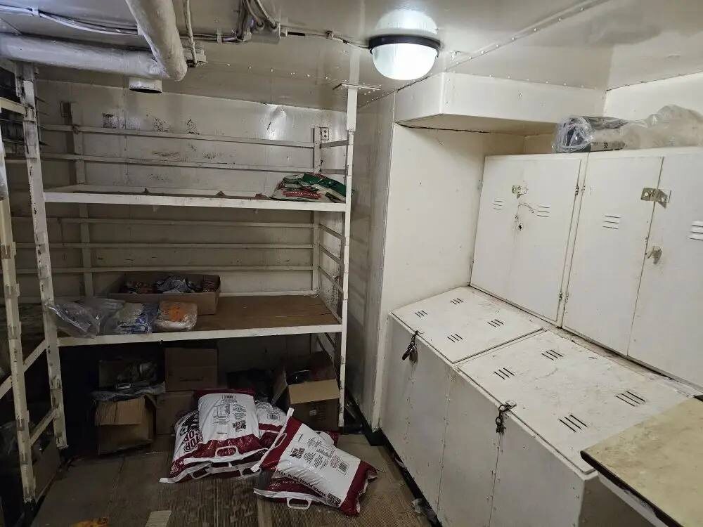 Фото: Максим Клименко, капитан корабля (пустые полки на судне)