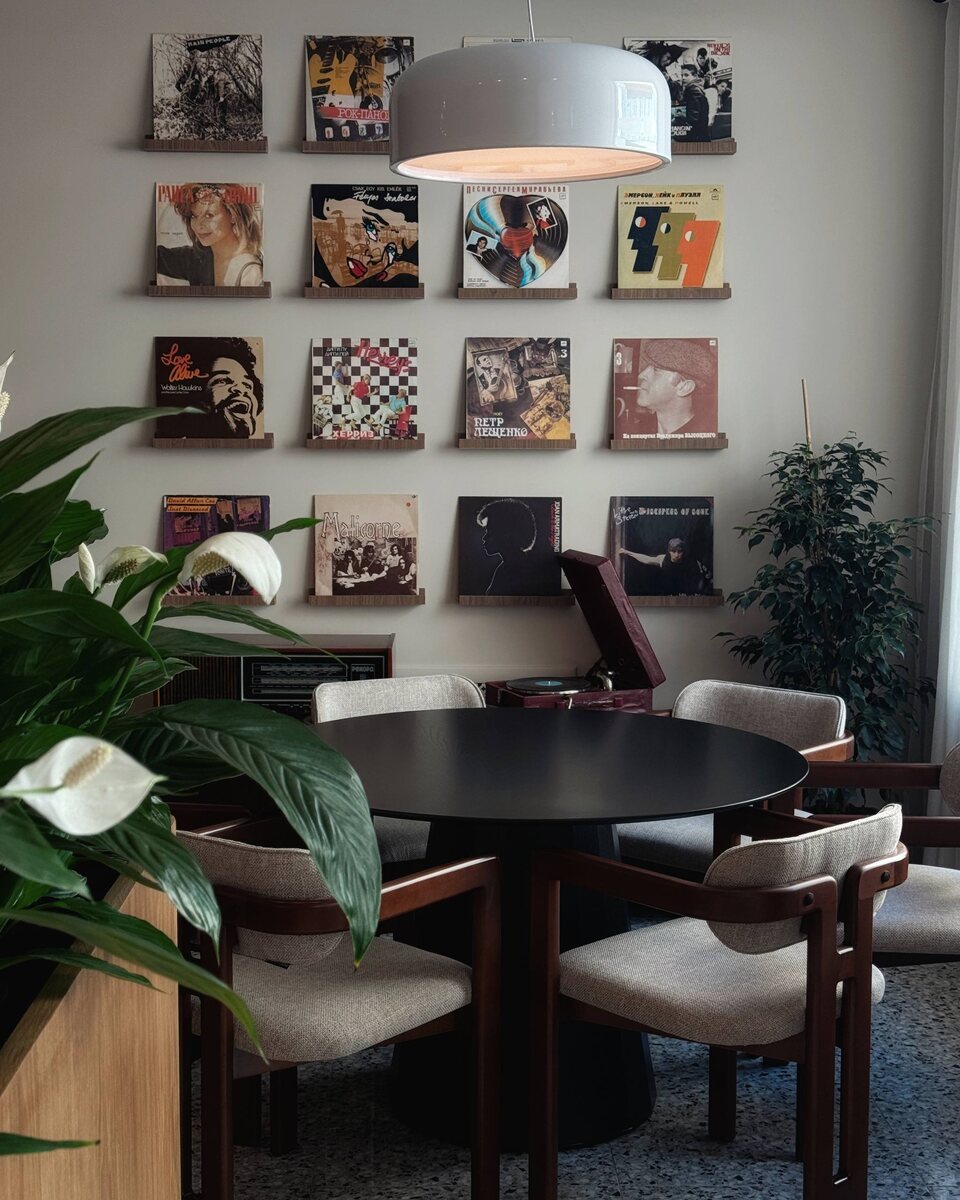 Логично, что с таким антуражным местом, как «Зацепи» всё должно было быть также.