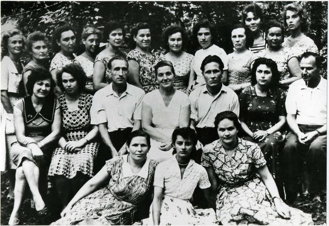 Сыртланова М.Г. (сидит в центре) с коллегами контролерами и руководством контрольно-сдаточного и сборочного цеха. 1962 год / из фонда Музея истории ОАО "Казанский завод Электроприбор".