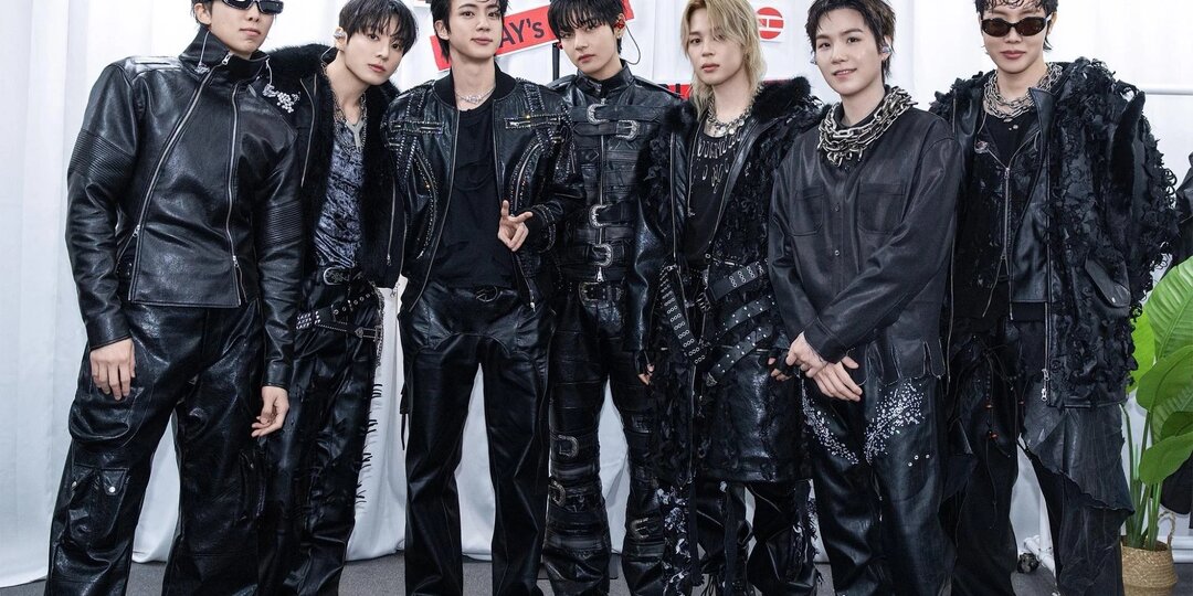 Нам нет преград ни в море, ни на суше, Нам не страшны ни льды, ни облака. Пламя души своей, знамя страны своей Мы пронесём через миры и век