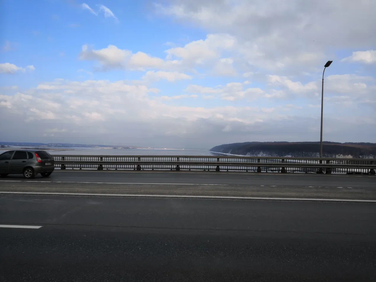 Вид с моста вниз по Волге в сторону Казани