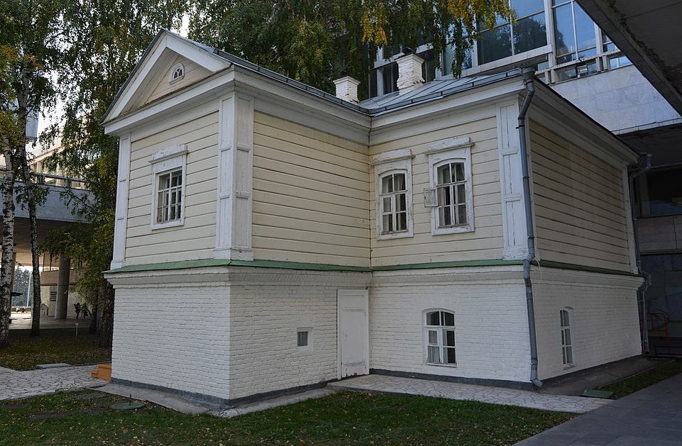 Дом, окруженный зданием Мемориала в Ульяновске, где родился В.И.Ленин (из сети)