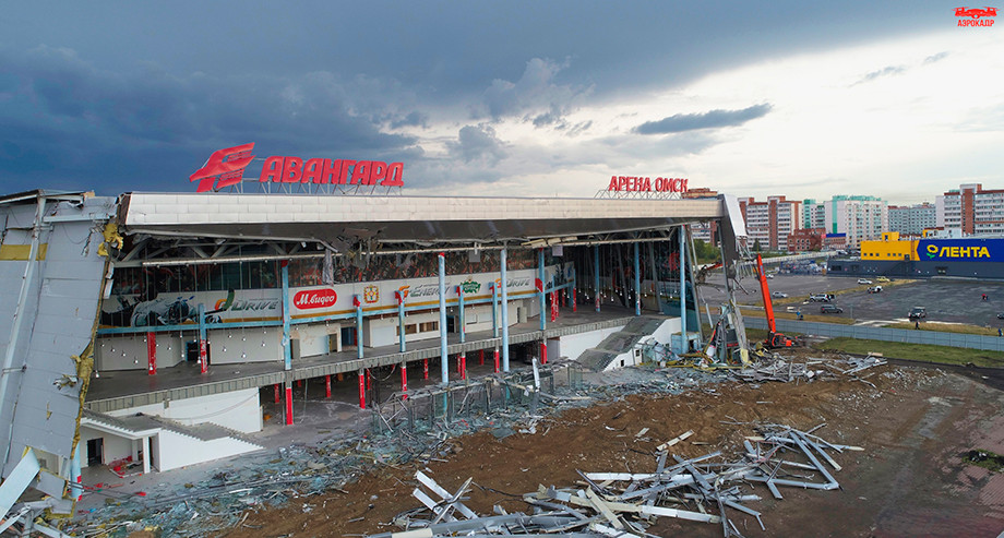 Источник фото: https://www.championat.com/hockey/article-3845379-avarijnuju-arenu-omsk-nachali-demontirovat-foto-hronologija-sobytij.html