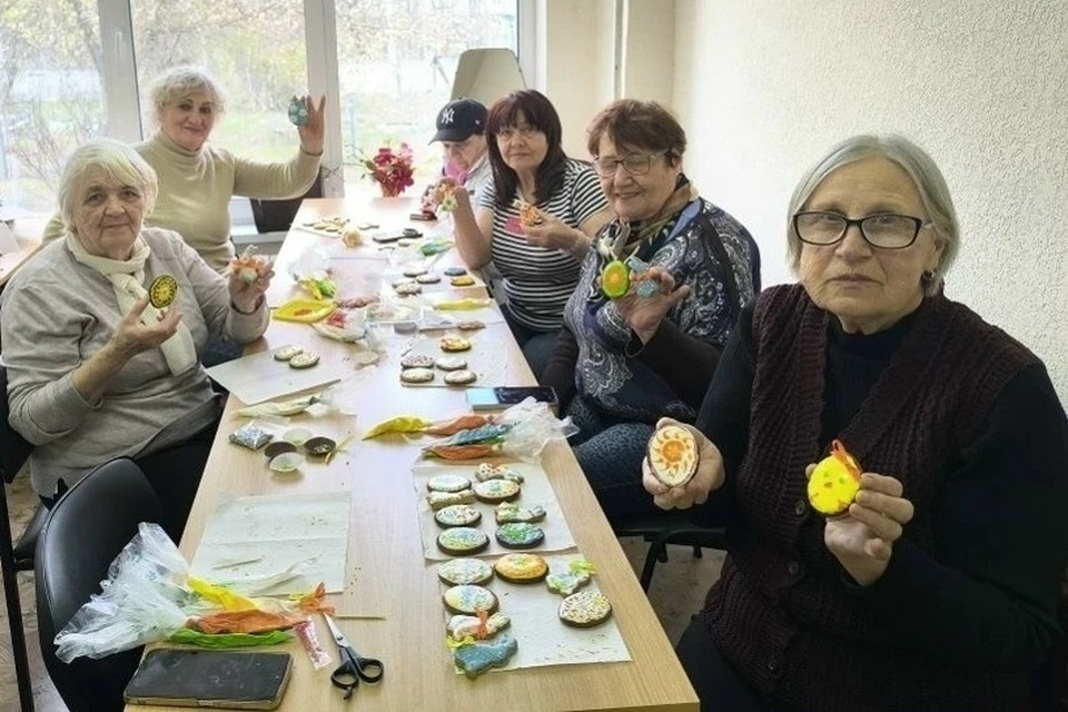    Пожилым мариупольцам помогли создать настоящие произведения искусства. Фото: Администрация Мариуполя
