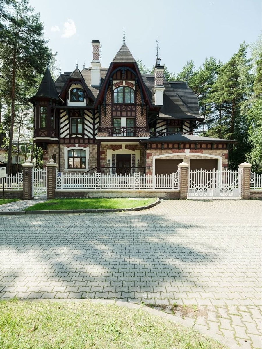 УЛИЧНОЕ НОВОГОДНЕЕ СВЕТОВОЕ ОФОРМЛЕНИЕ ФАСАДА ДОМА В КОТТЕДЖНОМ ПОСЕЛКЕ ДОВИЛЬ. ОБРАЩАЙТЕСЬ СЕЙЧАС!