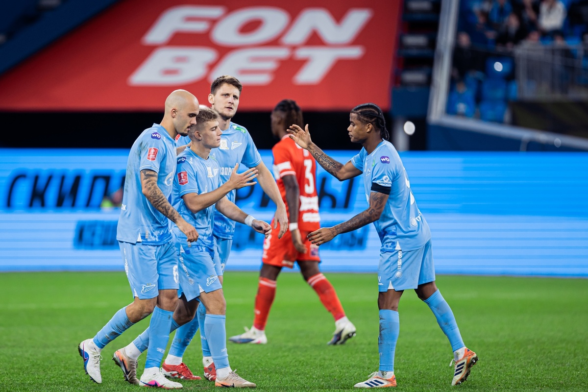 Игроки "Зенита" утешают 18-летнего Даниила Кондакова, который не смог переиграть Илью Помазуна в серии послематчевых пенальти. Защитник "Спартака" Кристофер Ву следующим ударом вывел свою команду в финал "Пути регионов". 