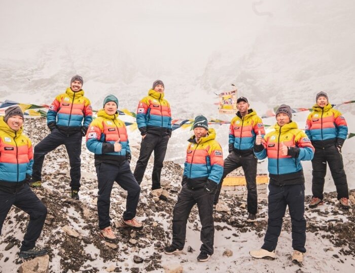 Первые альпинисты прибывают к Эвересту, а один из них добирается в базовый лагерь на винтажном велосипеде